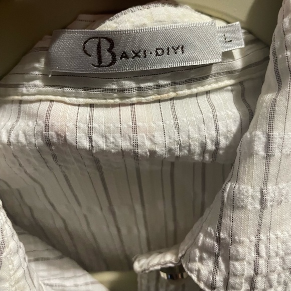 Baxi Diyi White striped button down shirt with tie up design on back size large - Picture 8 of 9